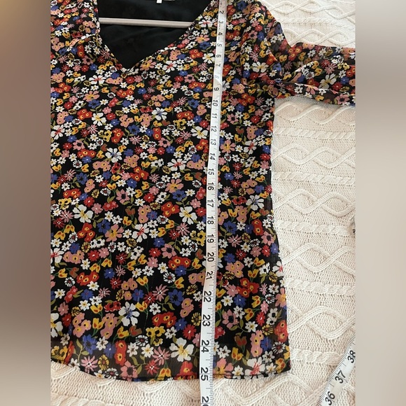 Violet + Claire Multicolor Floral V-Neck Blouse Women’s Size Medium - Picture 12 of 13